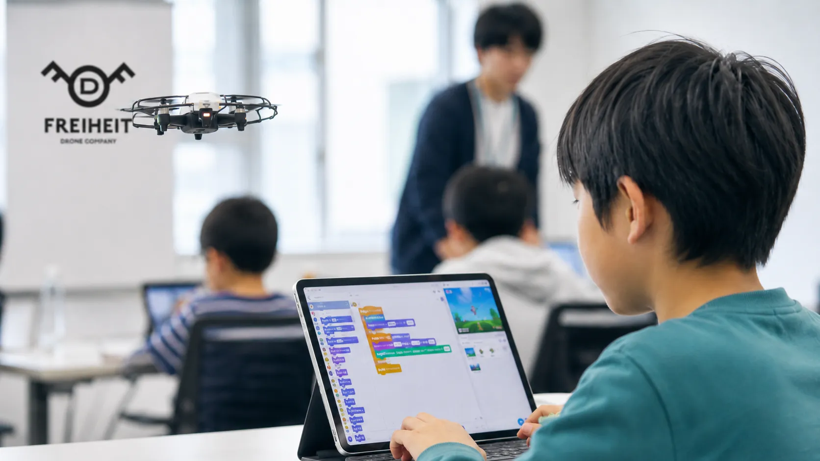 ドローンプログラミング体験で子どもがコードブロックを使って学んでいる様子